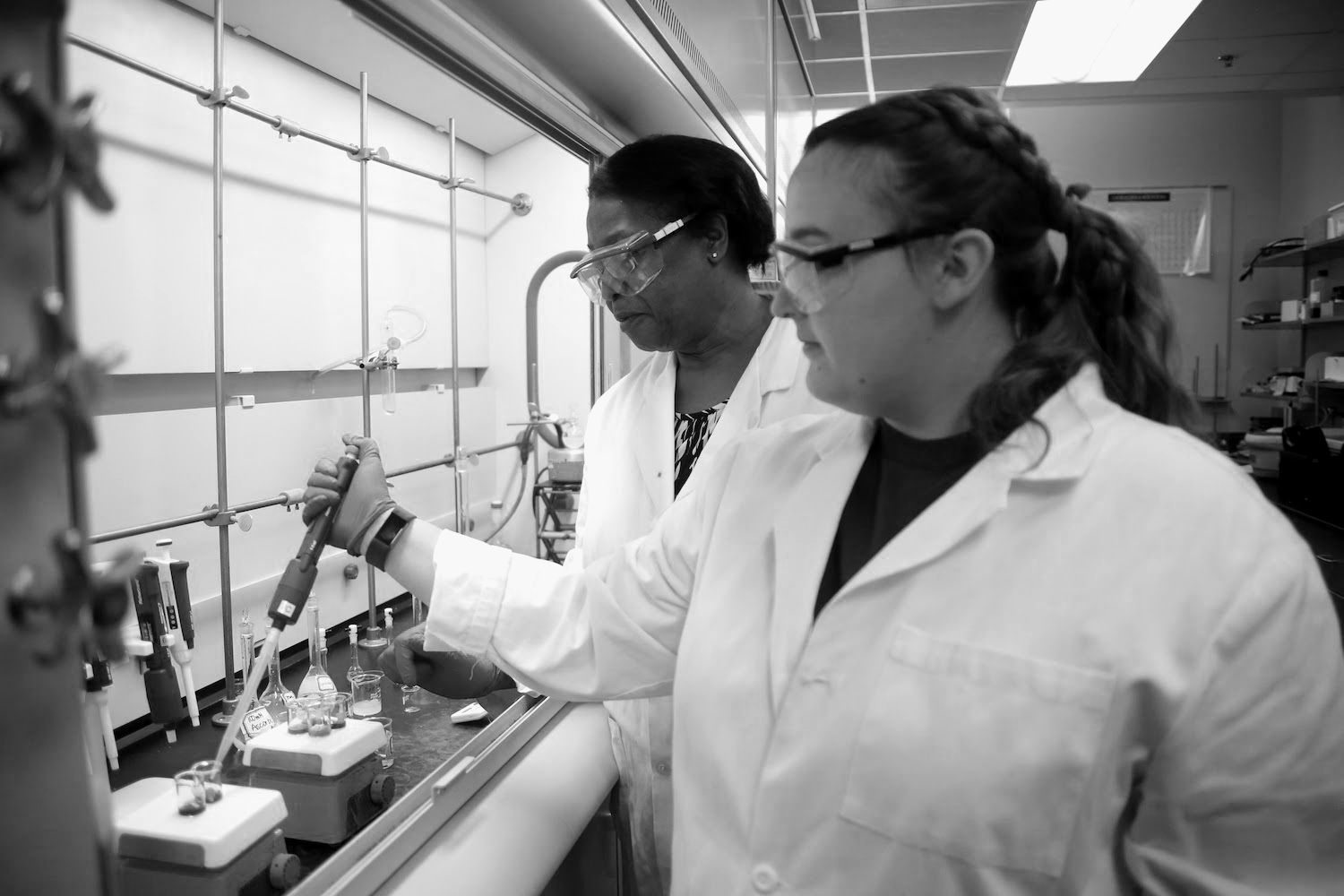 Dr. Walda Powell and a female student work on a chemistry experiment.